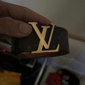 LV belt. Only worn like 2-3 times. Great condition Im asking 350$,cost 500-550.